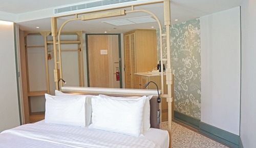 Quarter Pool Access Junior Suite, King Bed