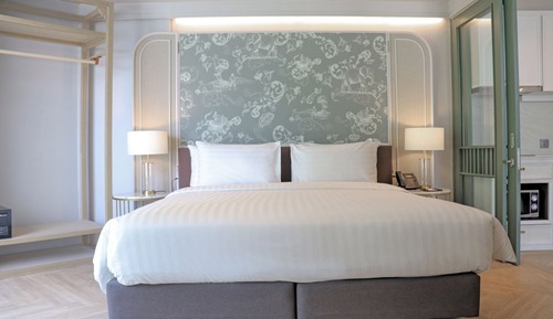 Quarter One-Bedroom Suite with Balcony, King Bed