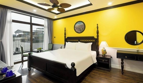 Grand Studio Suite, 1 Queen Bed, Non Smoking, Partial Ocean View