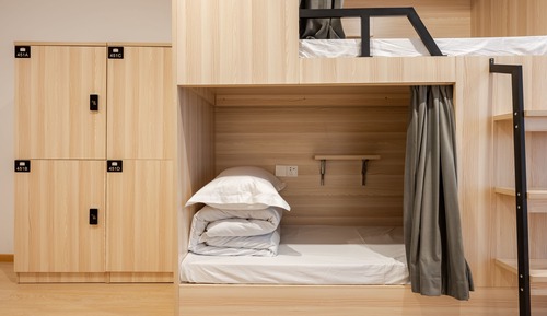 Eight-person room, shared bathroom