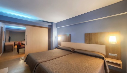 4 Single Beds, Suite