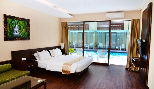 Deluxe Studio Suite, 1 King Bed, Pool Access