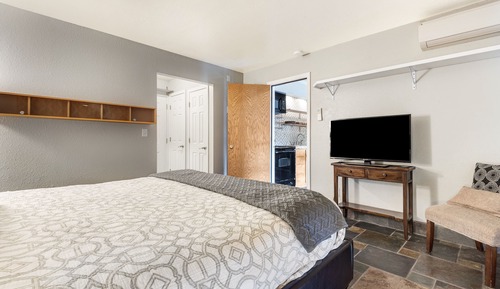 Signature Apartment, 1 King Bed, Kitchen