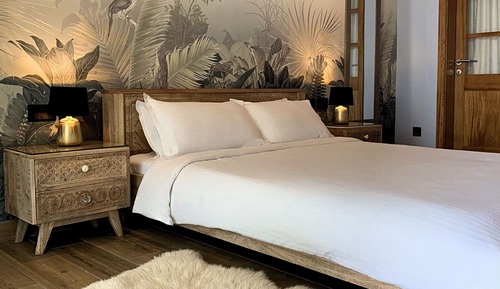 Deluxe Suite with Direct Beach Access
