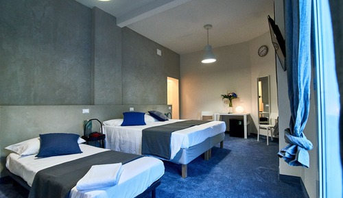 Deluxe Triple Room with partial sea view