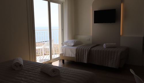 Superior triple room with lateral sea view