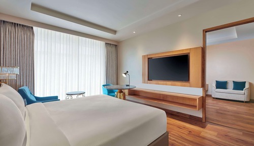 Deluxe Suite, 1 King Bed, Pool View