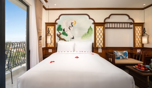 Junior King/Twin Suite, Bathtub, Balcony with Riverside View