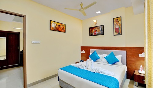 Club Room, 1 Queen Bed, Smoking, City View