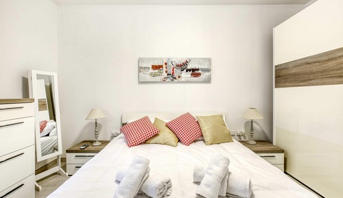 Basic Apartment, Multiple Beds