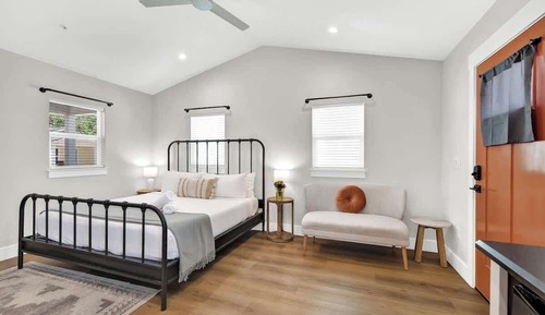 Cottage, 1 King Bed, Patio, City View (215 Mistletoe- B)