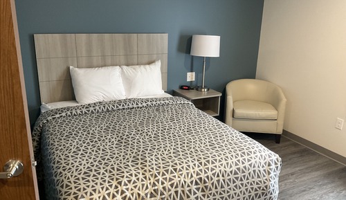 Queen Suite w/ Dishwasher (Dishes/Cookware Included) Accessible Roll-in Shower