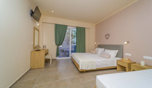 Renovated Triple Room With Terrace