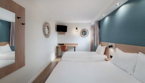 Superior Room (1 Double bed and 1 Single bed)
