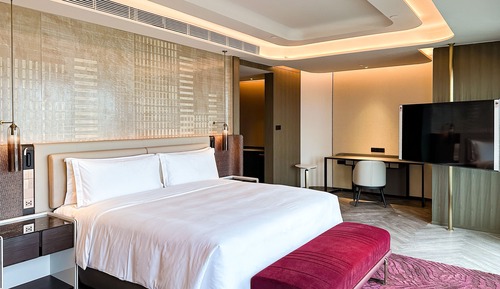 1 King Junior Suite Living Area