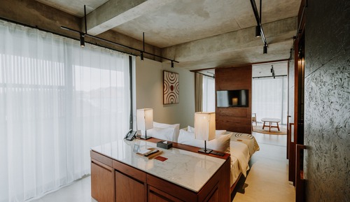 Premier Pool Suite Plus King