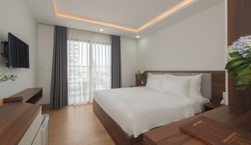 Deluxe Room, 1 King Bed, Balcony, City View