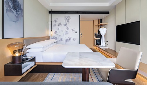 Business Room, 1 King Bed, City View