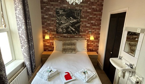 Basic Double Room, Ensuite (Room 6)