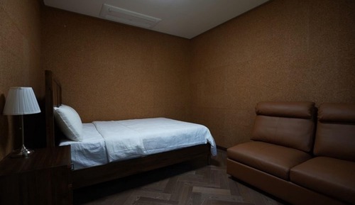 Room (Red (RED))