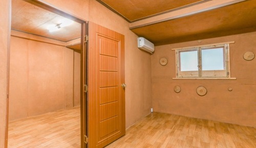 Room (B1)