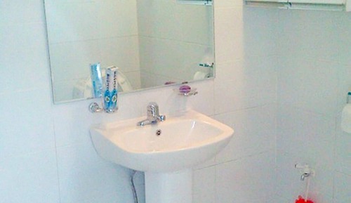 Room (Room 204)