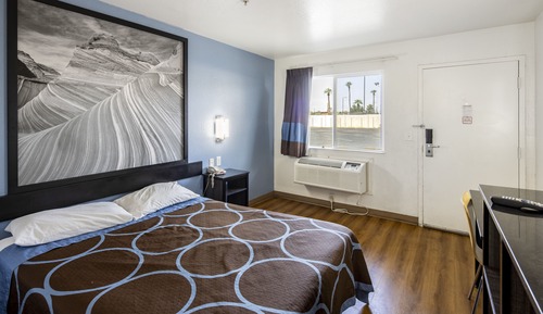 Basic Room, 1 Queen Bed, Non Smoking