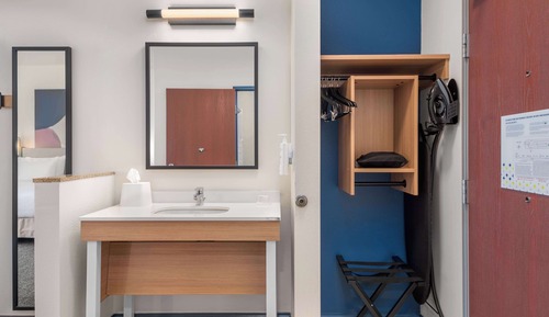 Room, 1 King Bed, Accessible, Bathtub (Mobility & Hearing)