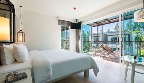 Bay Room (upgrade Upper Pool Access)