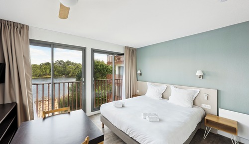 Confort Studio, 1 Queen Bed, lake/pool view