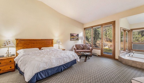 Spa Suite (1 King Bed, No Stove)