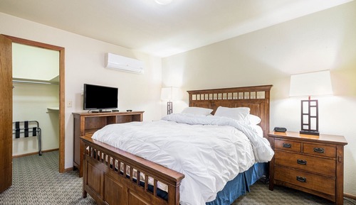 Country, One Bedroom Suite (1 Queen Bed with Sofa Bed)