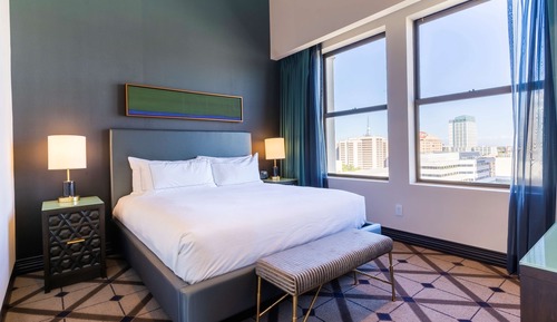 Room, 1 King Bed, Accessible, Bathtub (Mobility & Hearing)