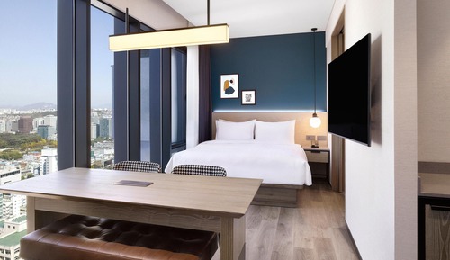 Deluxe Room, 1 King Bed, City View