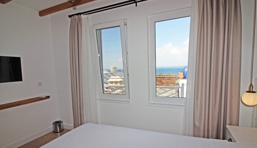 Comfort Room, Partial Sea View