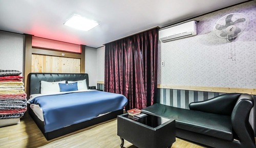 Room (Family room)