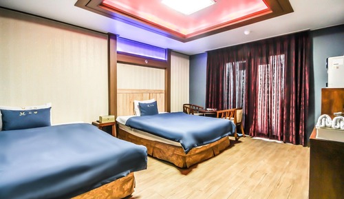 Room (Twin)