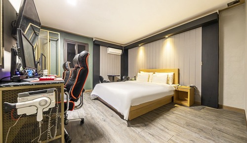 Room (Couple PC room (2 PCs with ultra-high)