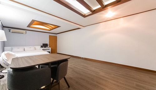 Room (Family Pool Room 205)