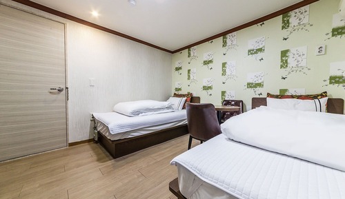 Room (Twin)