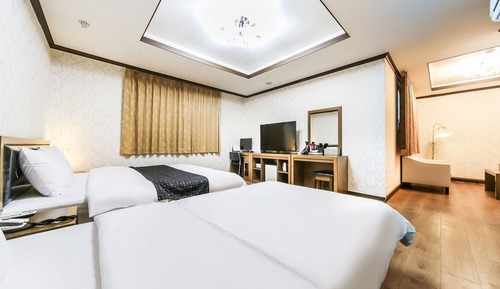 Room (Suite (non-smoking room/bathtub/Netfl)