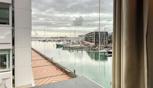 Deluxe King Room with Marina View