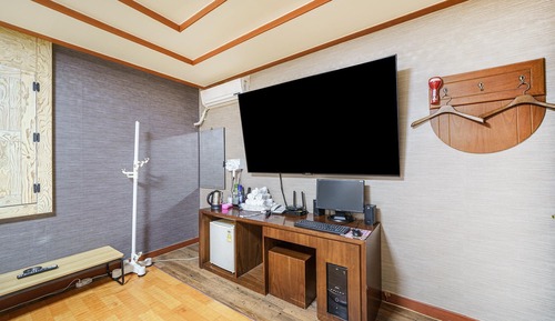 Room (Family Room-Twin (75-inch TV Netflix )