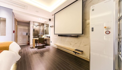 Room (Suite A (double + single with screen )
