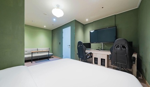 Room (Game room (2 PCs))