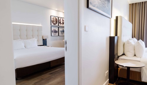 Room (1 King Bed and 2 Single Beds)