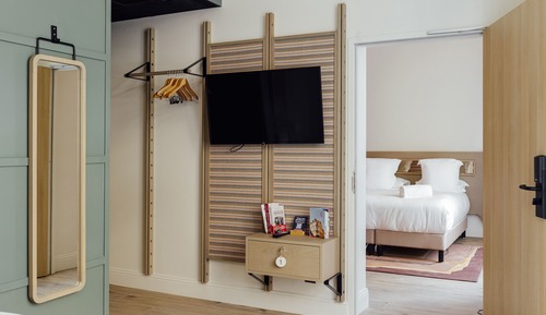 Connecting rooms
