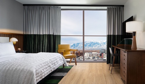 Classic Room, 1 King Bed (Mobility/Hearing Access, Roll-in Shwr)