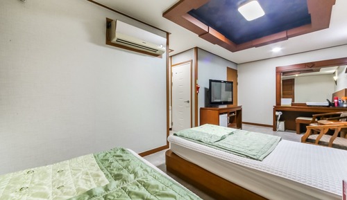 Room (Twin)
