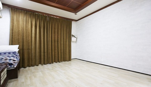 Room (Ondol Room)